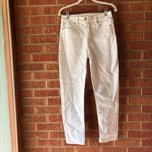 American Eagle “Mom” High Waisted White Skinny Jeans Size 2 stretch